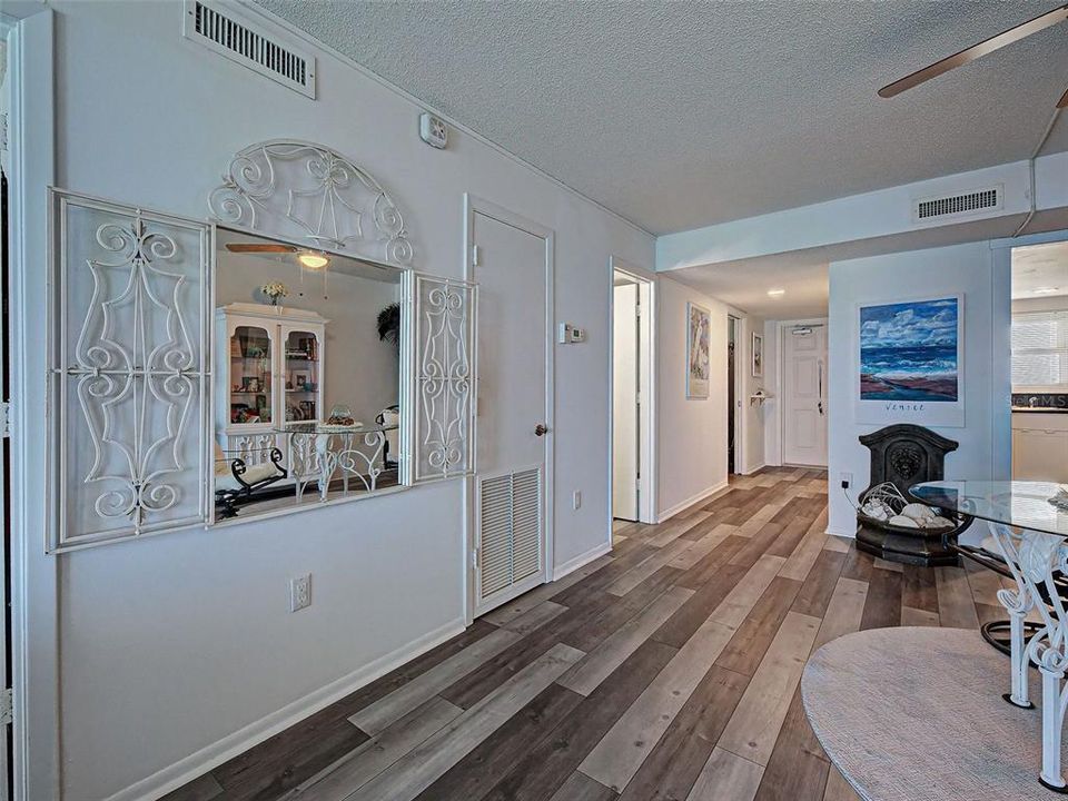 For Sale: $539,000 (2 beds, 2 baths, 912 Square Feet)