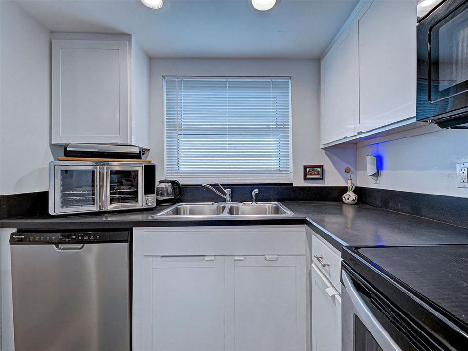 For Sale: $539,000 (2 beds, 2 baths, 912 Square Feet)