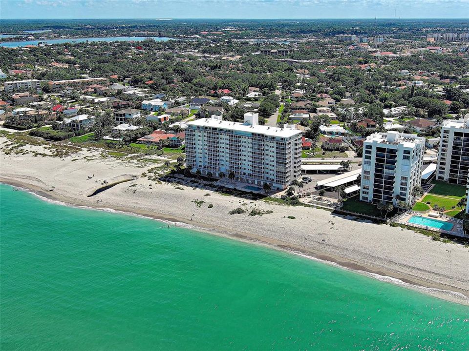 For Sale: $539,000 (2 beds, 2 baths, 912 Square Feet)