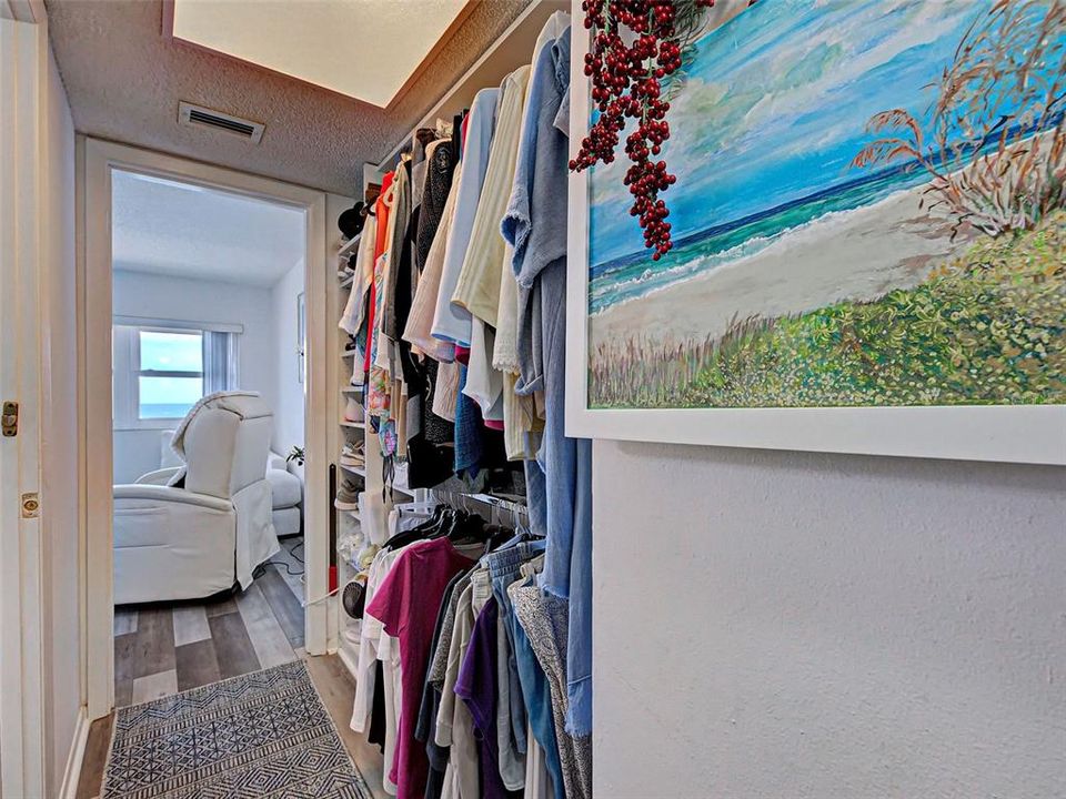 For Sale: $539,000 (2 beds, 2 baths, 912 Square Feet)