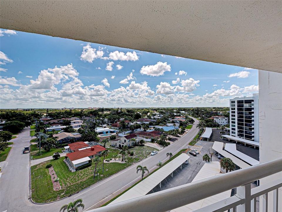 For Sale: $539,000 (2 beds, 2 baths, 912 Square Feet)