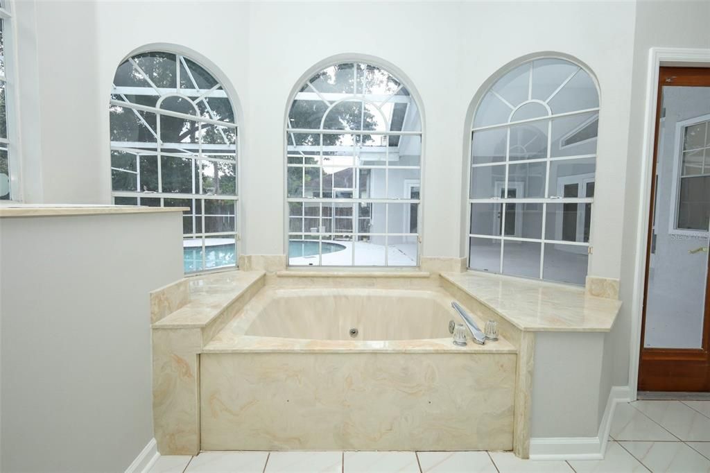 Activo con contrato: $725,000 (4 camas, 3 baños, 2569 Pies cuadrados)