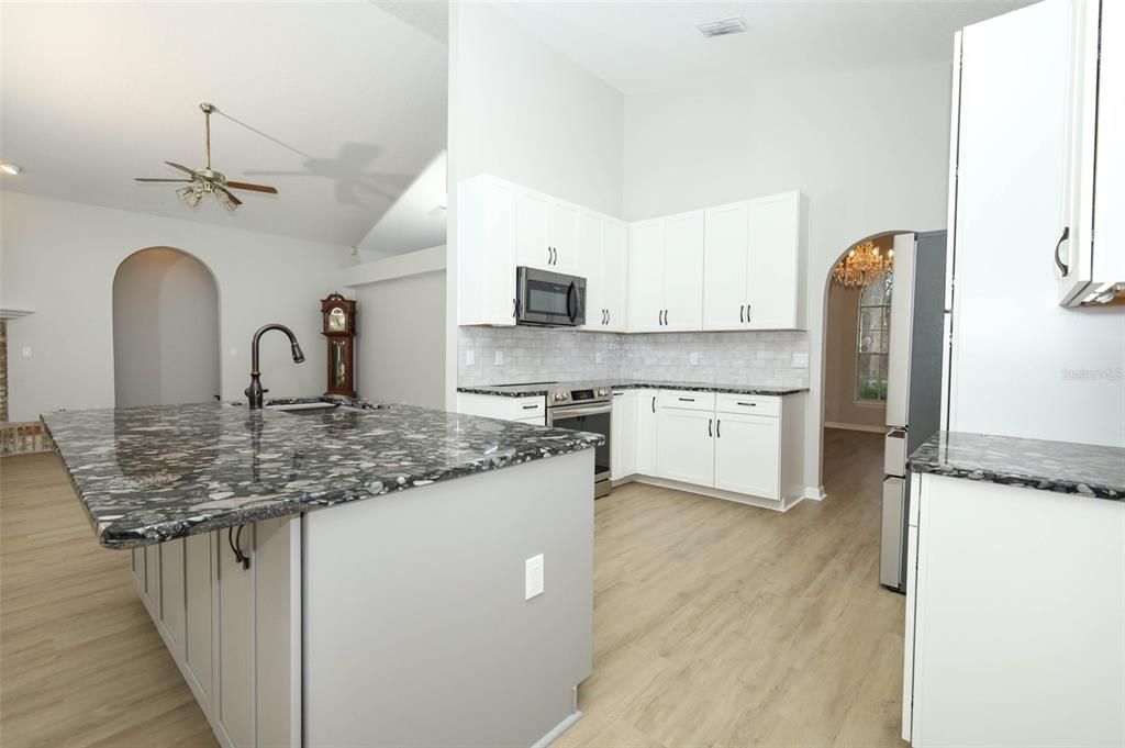 Activo con contrato: $725,000 (4 camas, 3 baños, 2569 Pies cuadrados)