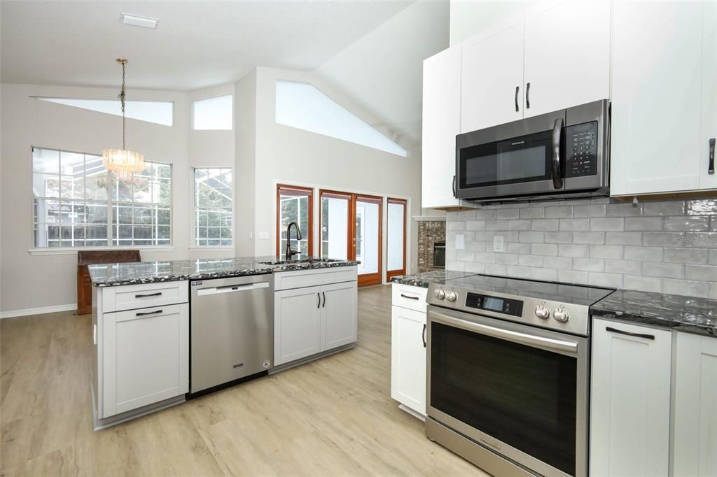 Activo con contrato: $725,000 (4 camas, 3 baños, 2569 Pies cuadrados)