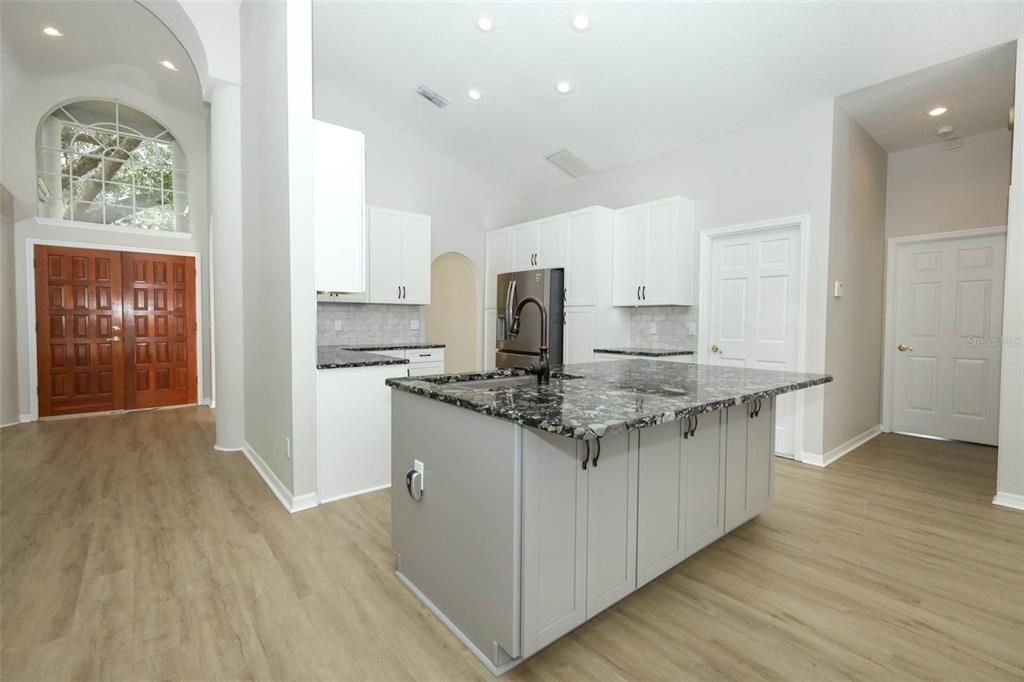 Activo con contrato: $725,000 (4 camas, 3 baños, 2569 Pies cuadrados)