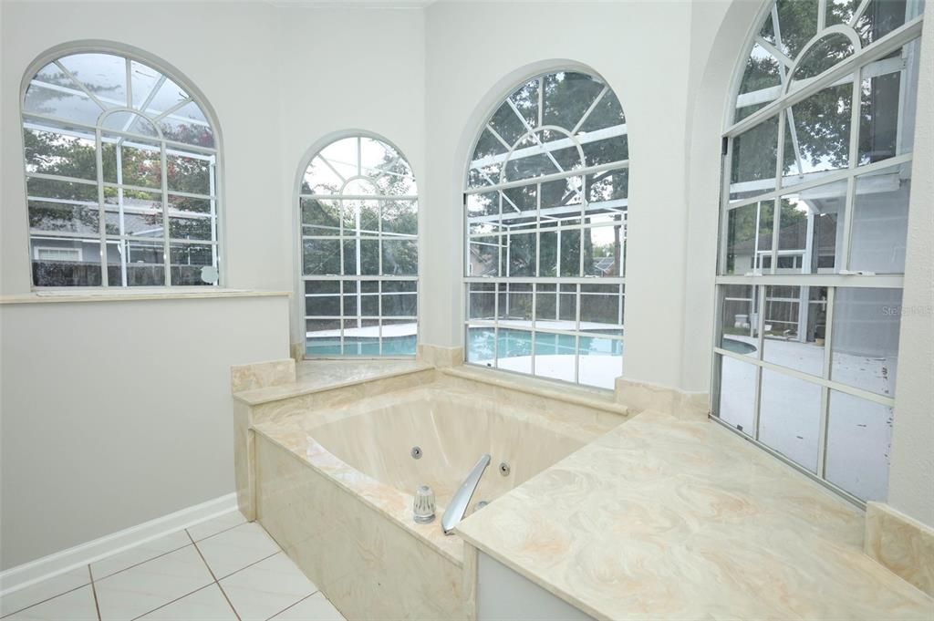 Activo con contrato: $725,000 (4 camas, 3 baños, 2569 Pies cuadrados)