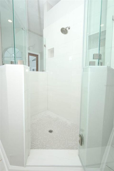 Activo con contrato: $725,000 (4 camas, 3 baños, 2569 Pies cuadrados)