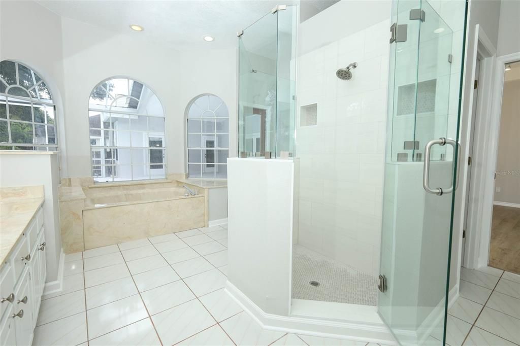 Activo con contrato: $725,000 (4 camas, 3 baños, 2569 Pies cuadrados)