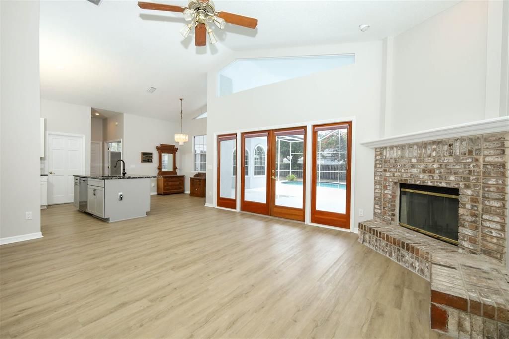 Activo con contrato: $725,000 (4 camas, 3 baños, 2569 Pies cuadrados)