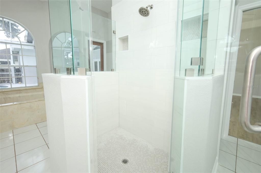 Activo con contrato: $725,000 (4 camas, 3 baños, 2569 Pies cuadrados)