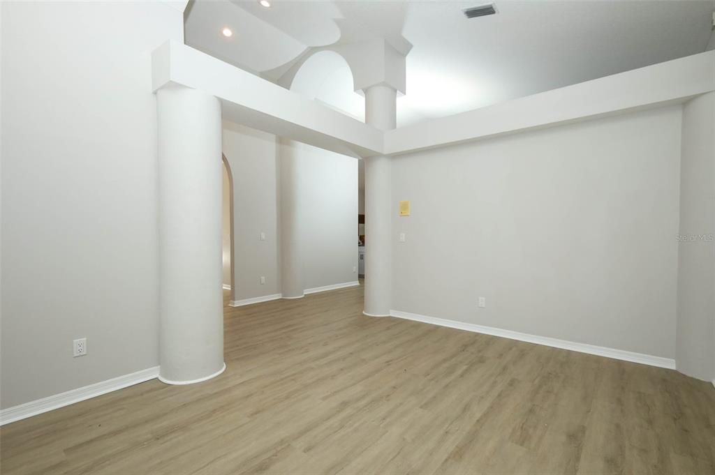 Activo con contrato: $725,000 (4 camas, 3 baños, 2569 Pies cuadrados)