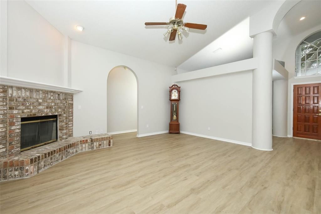 Activo con contrato: $725,000 (4 camas, 3 baños, 2569 Pies cuadrados)