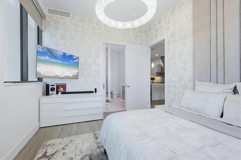 For Sale: $1,395,000 (2 beds, 2 baths, 1122 Square Feet)