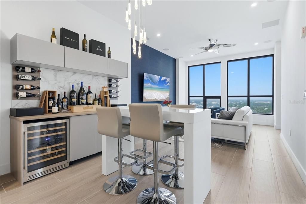 For Sale: $1,395,000 (2 beds, 2 baths, 1122 Square Feet)