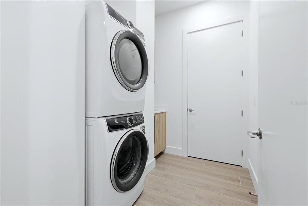 For Sale: $1,395,000 (2 beds, 2 baths, 1122 Square Feet)