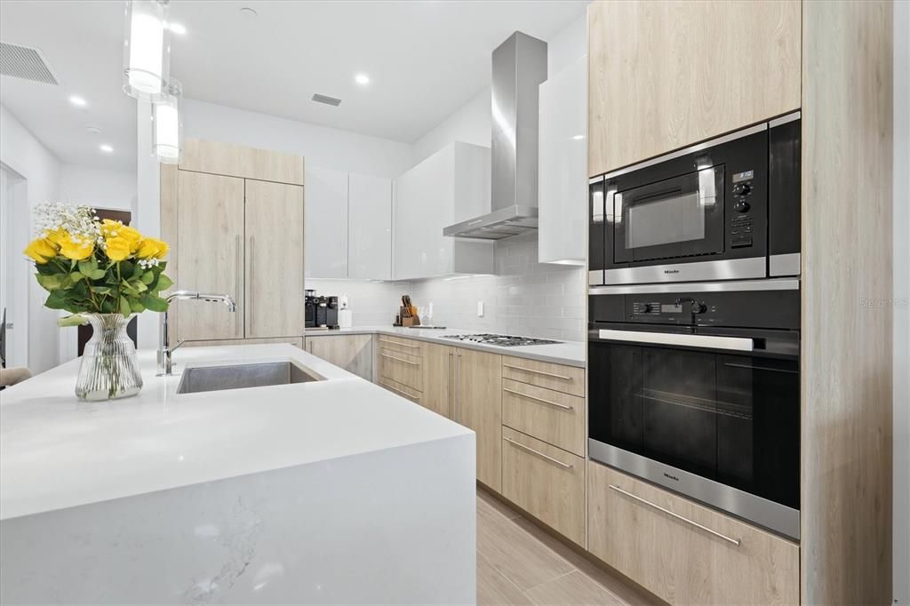 For Sale: $1,395,000 (2 beds, 2 baths, 1122 Square Feet)