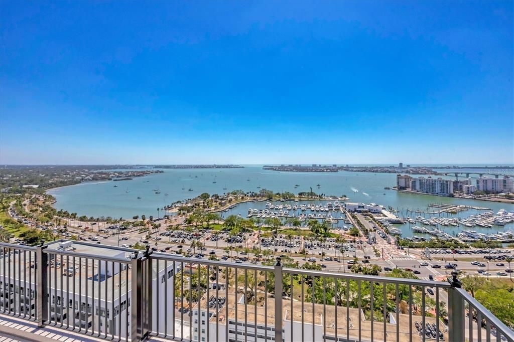 For Sale: $1,395,000 (2 beds, 2 baths, 1122 Square Feet)