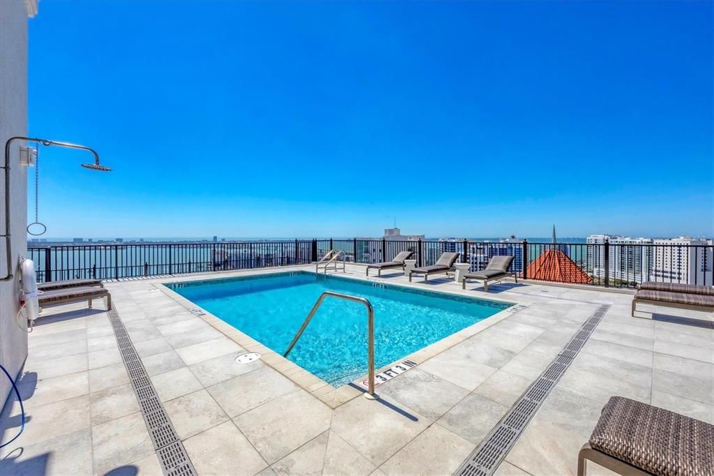 For Sale: $1,395,000 (2 beds, 2 baths, 1122 Square Feet)