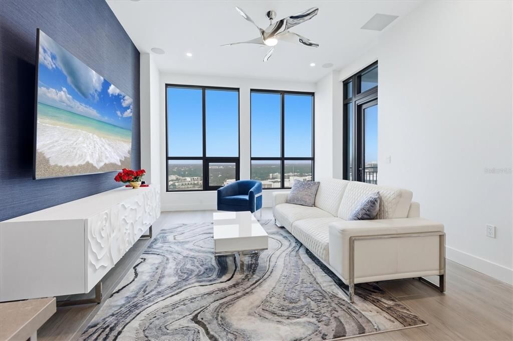 For Sale: $1,395,000 (2 beds, 2 baths, 1122 Square Feet)