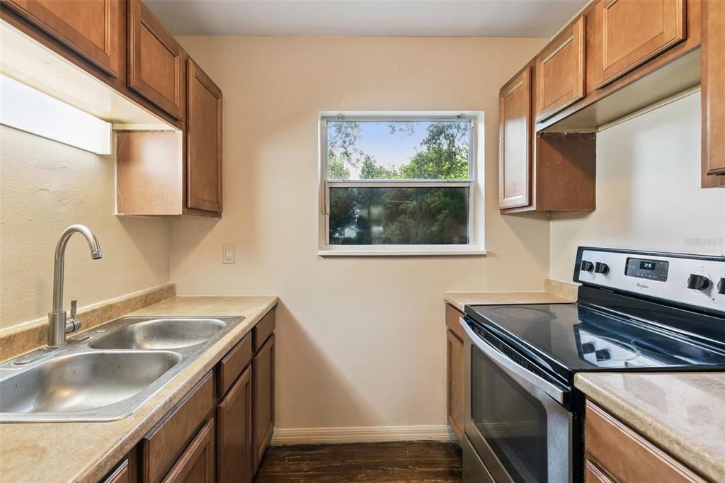 For Sale: $310,000 (2 beds, 1 baths, 824 Square Feet)