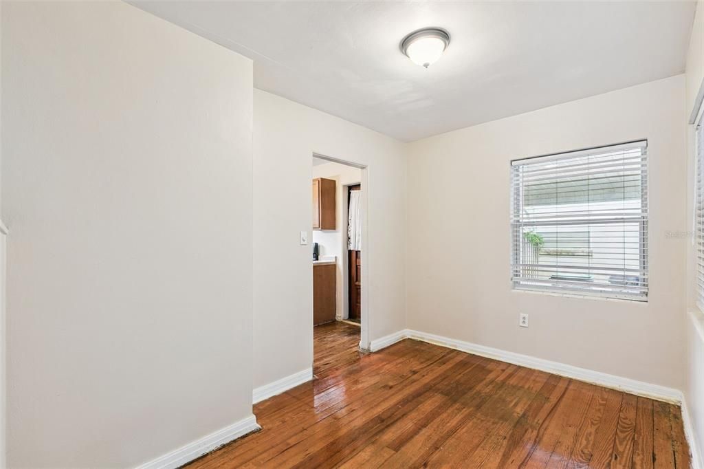 For Sale: $310,000 (2 beds, 1 baths, 824 Square Feet)