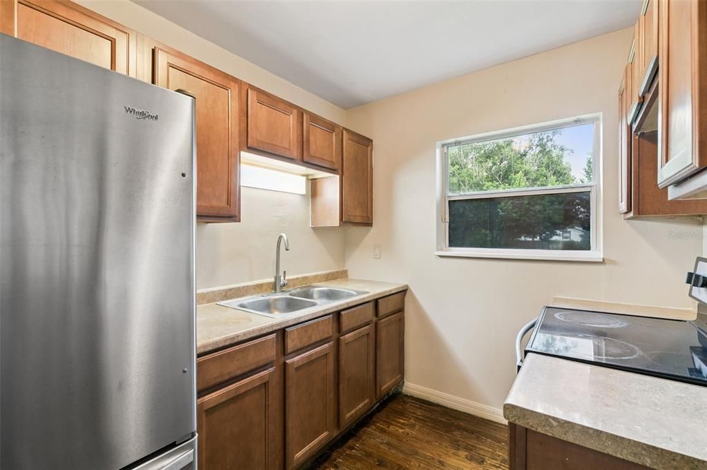For Sale: $310,000 (2 beds, 1 baths, 824 Square Feet)