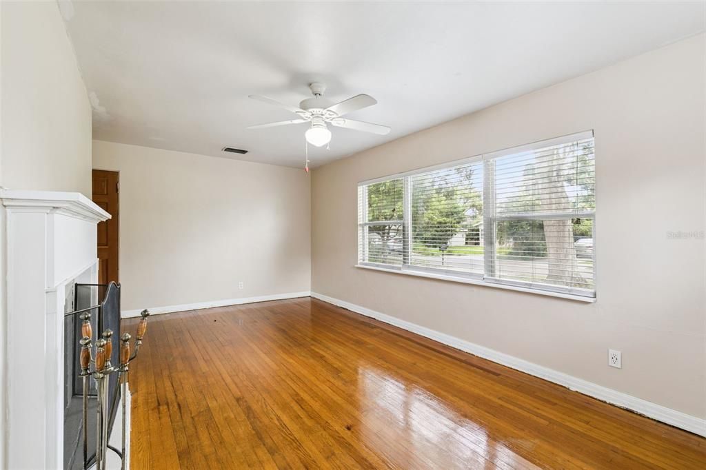 For Sale: $310,000 (2 beds, 1 baths, 824 Square Feet)