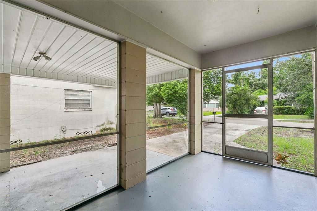 For Sale: $310,000 (2 beds, 1 baths, 824 Square Feet)