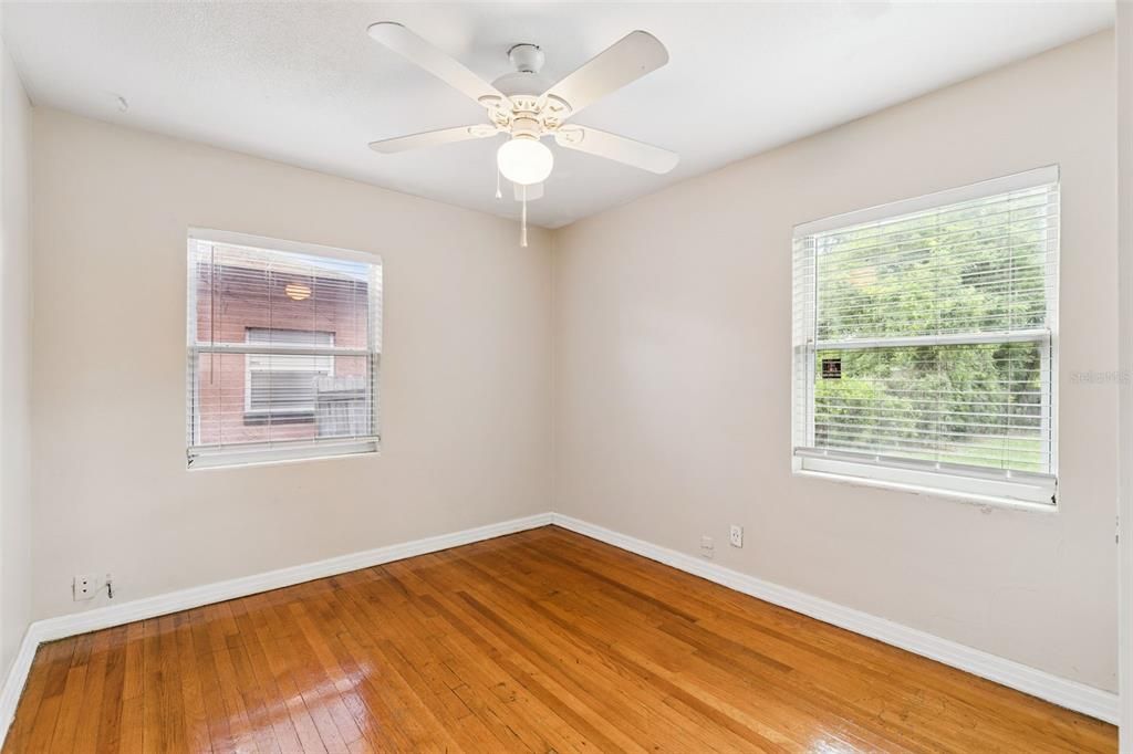 For Sale: $310,000 (2 beds, 1 baths, 824 Square Feet)