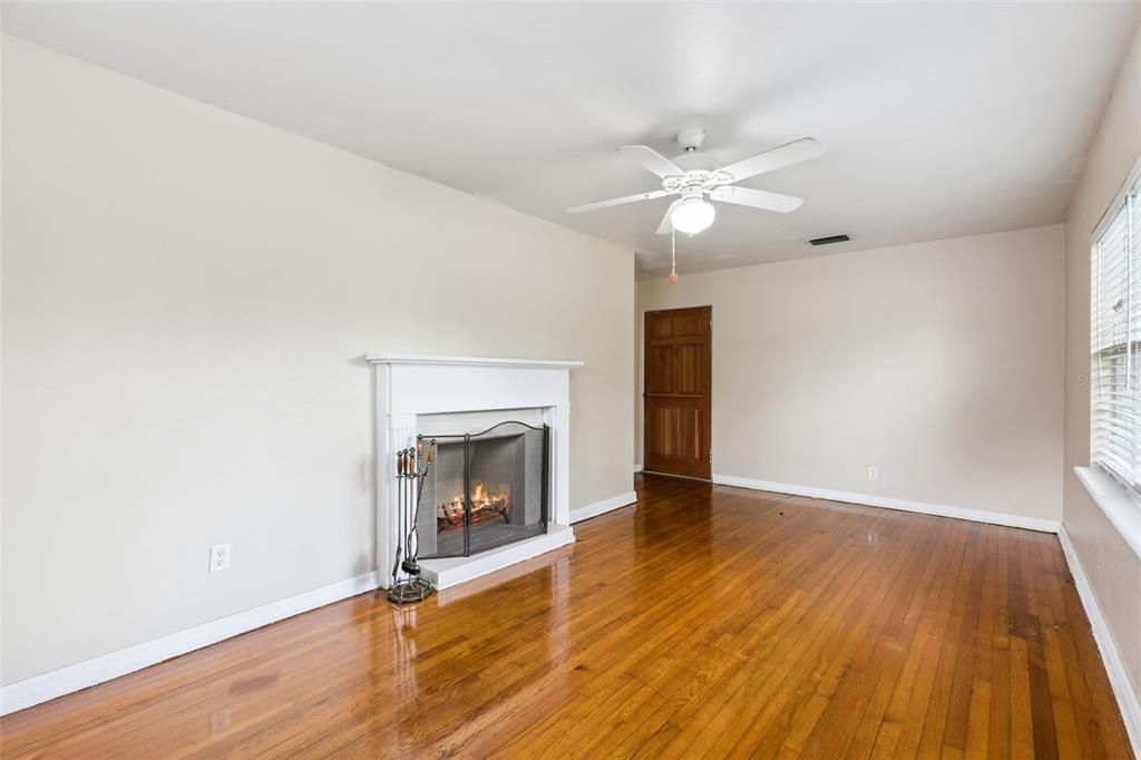 For Sale: $310,000 (2 beds, 1 baths, 824 Square Feet)