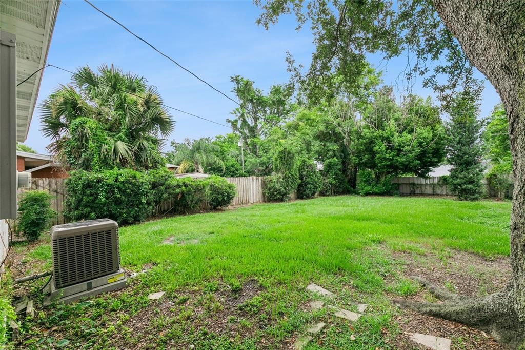 For Sale: $310,000 (2 beds, 1 baths, 824 Square Feet)