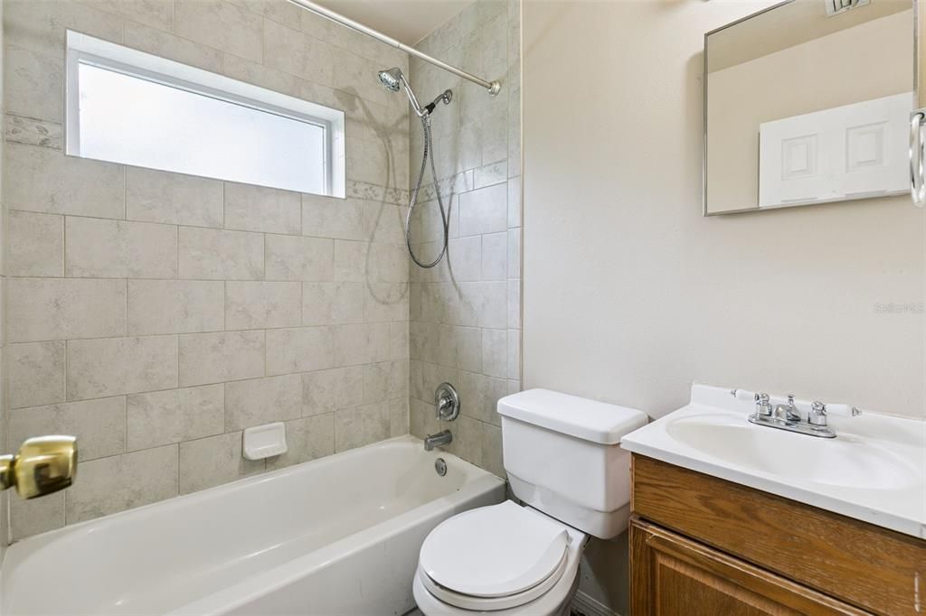 For Sale: $310,000 (2 beds, 1 baths, 824 Square Feet)