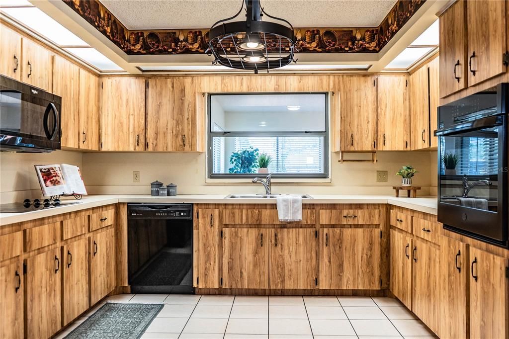 На продажу: $375,000 (4 спален, 2 ванн, 2494 Квадратных фут)