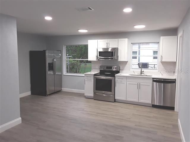 For Sale: $215,000 (3 beds, 1 baths, 1144 Square Feet)