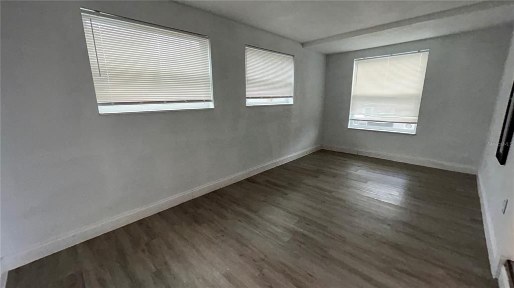 For Sale: $215,000 (3 beds, 1 baths, 1144 Square Feet)