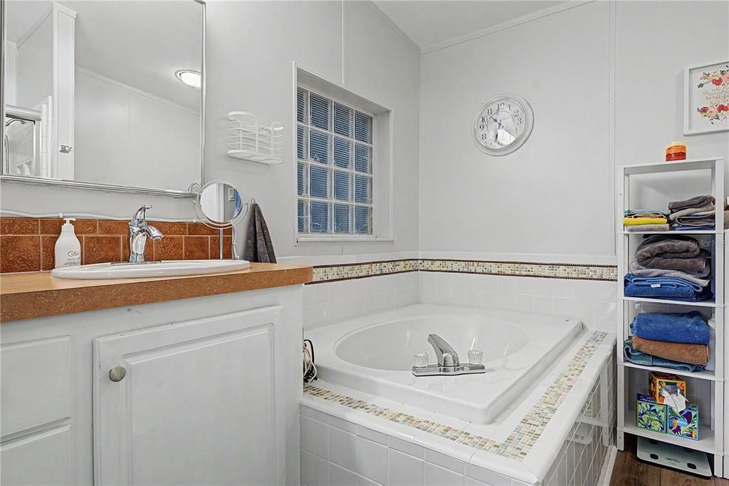 En Venta: $335,000 (3 camas, 2 baños, 2108 Pies cuadrados)