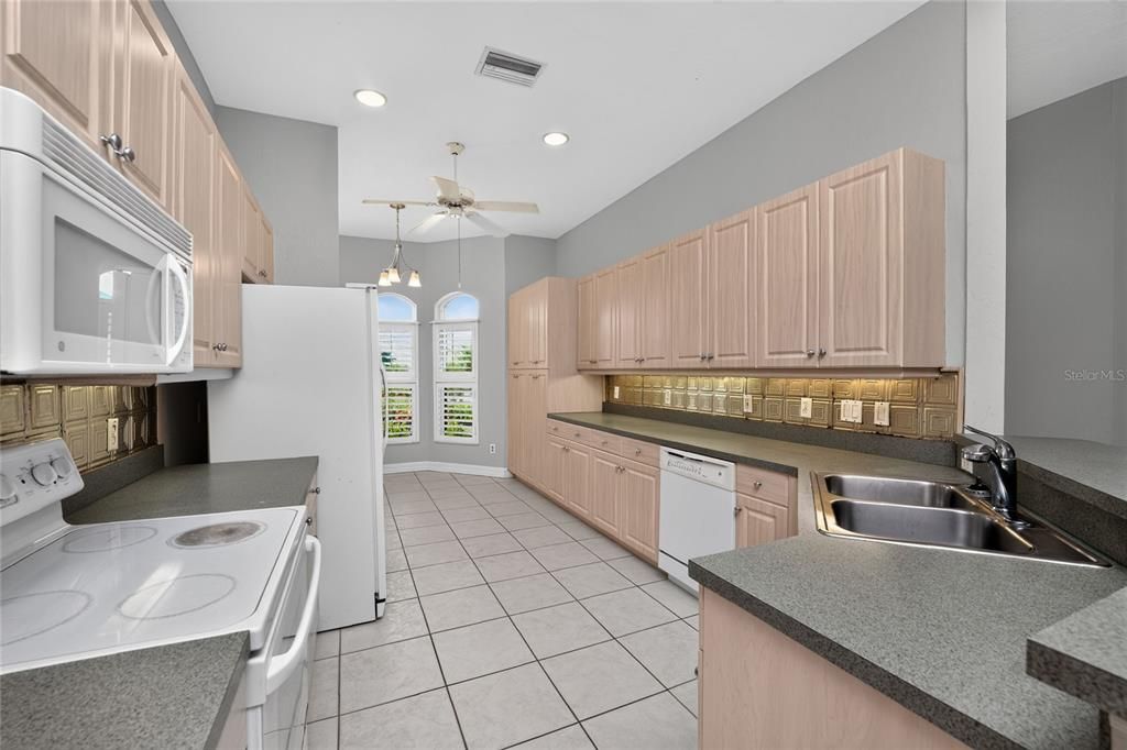 For Sale: $284,900 (2 beds, 2 baths, 1617 Square Feet)
