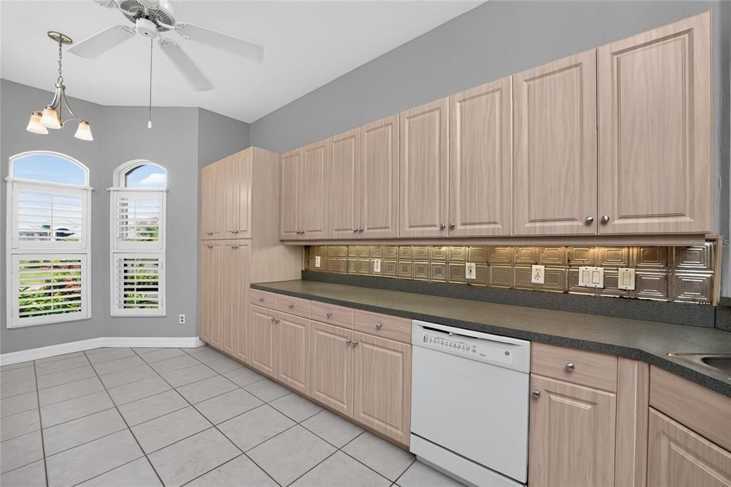 For Sale: $284,900 (2 beds, 2 baths, 1617 Square Feet)