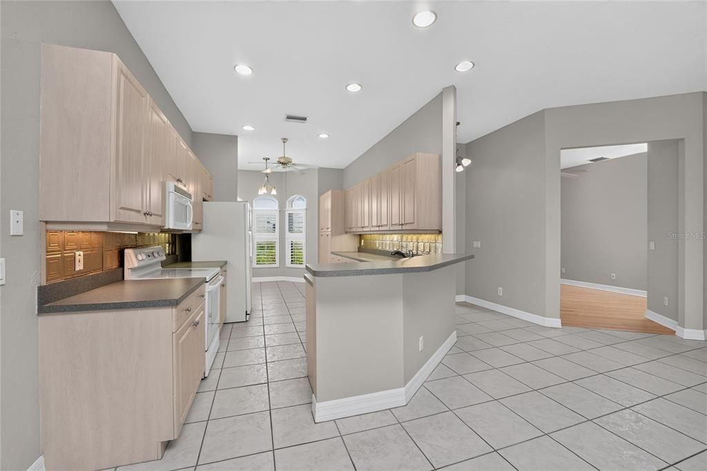For Sale: $284,900 (2 beds, 2 baths, 1617 Square Feet)