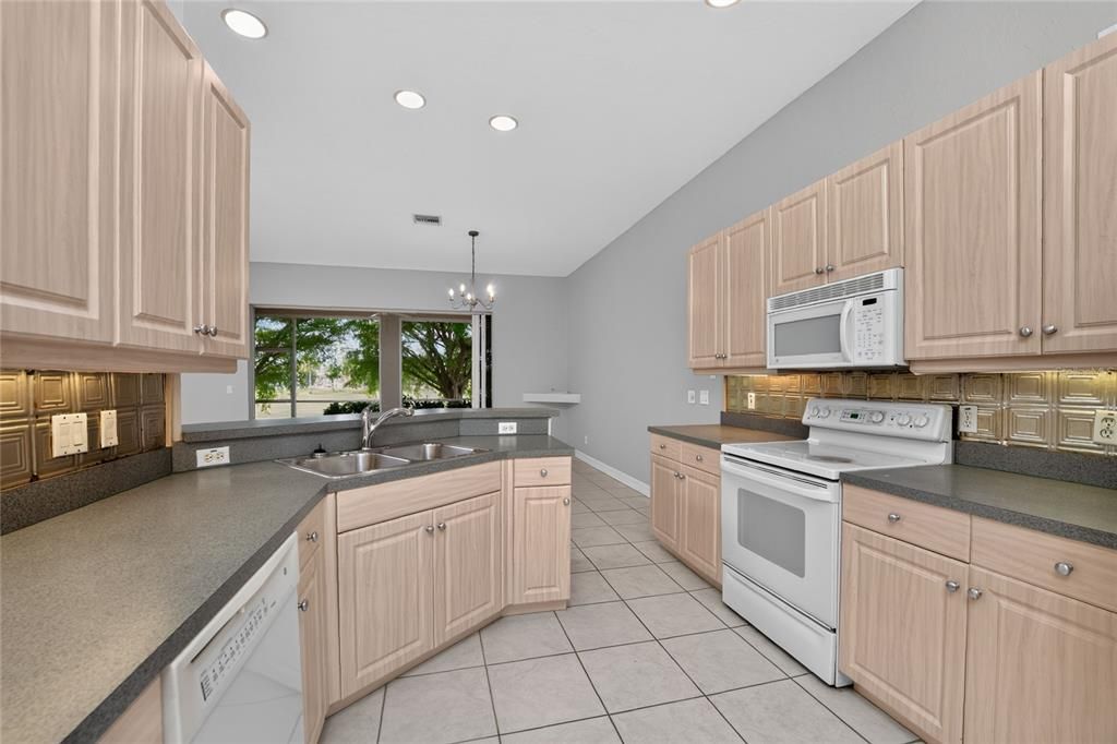 For Sale: $284,900 (2 beds, 2 baths, 1617 Square Feet)