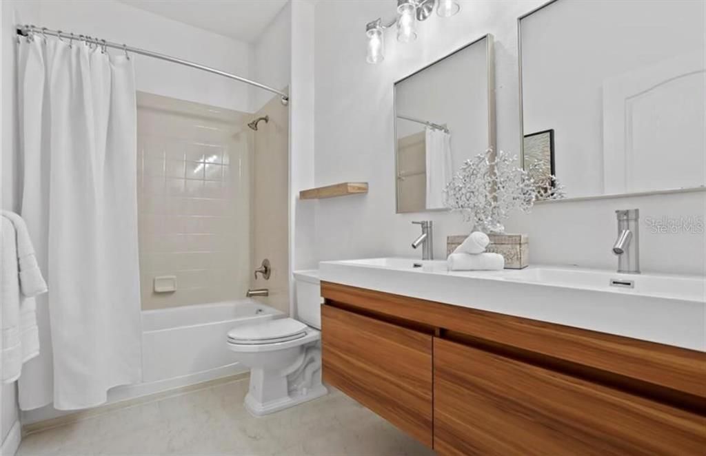 Под контрактом: $469,999 (4 спален, 3 ванн, 2061 Квадратных фут)