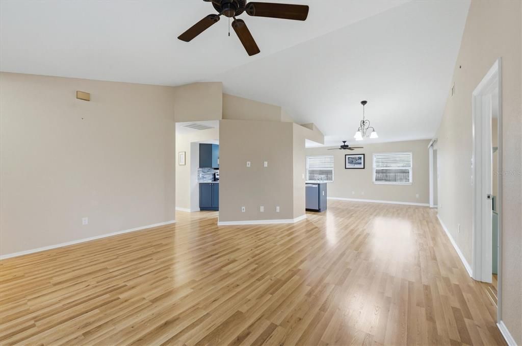 Activo con contrato: $335,000 (2 camas, 2 baños, 1507 Pies cuadrados)
