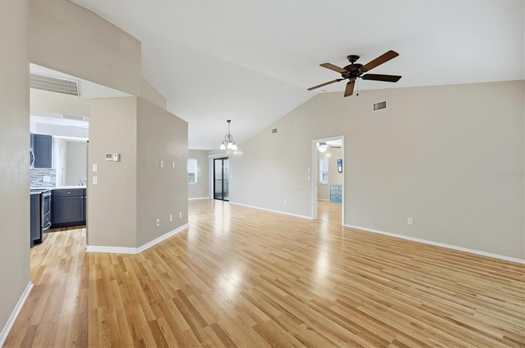 Activo con contrato: $335,000 (2 camas, 2 baños, 1507 Pies cuadrados)