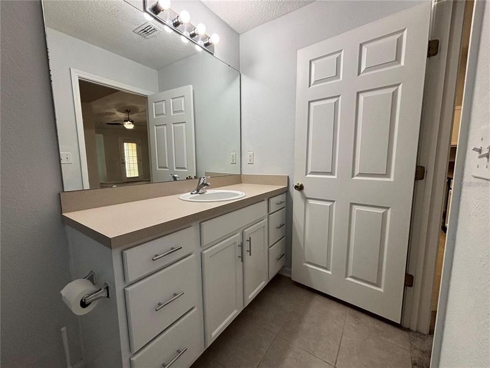 For Rent: $1,375 (1 beds, 1 baths, 883 Square Feet)