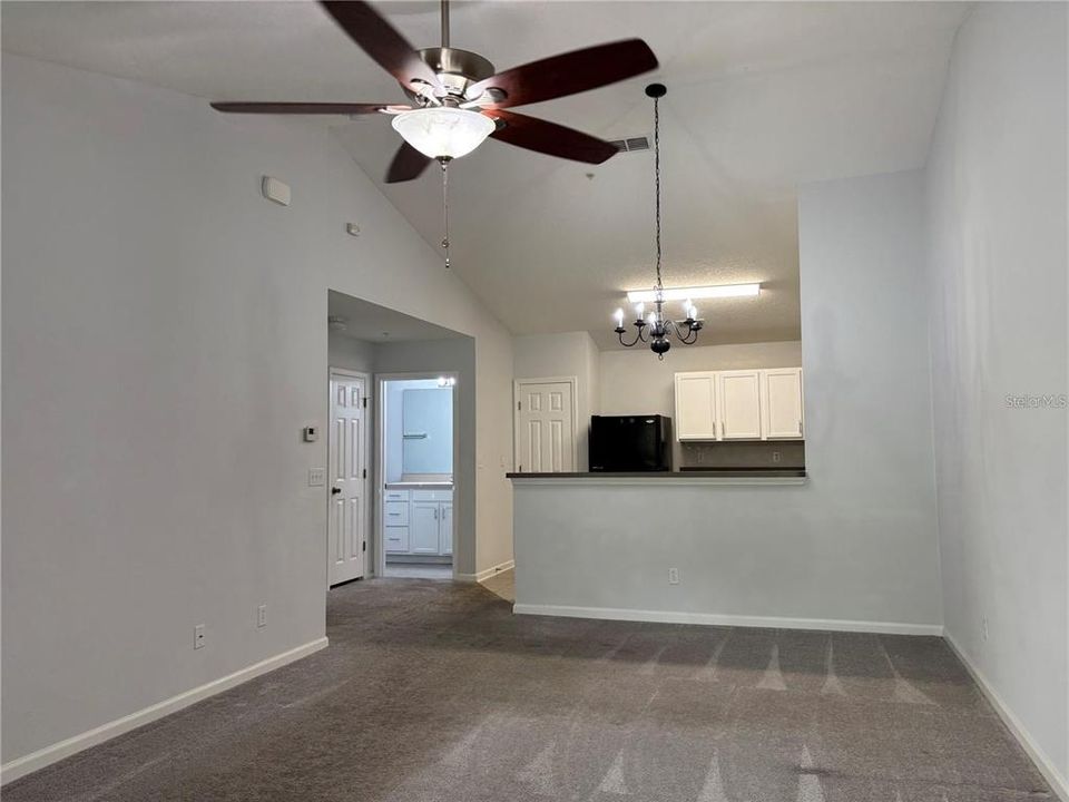 For Rent: $1,375 (1 beds, 1 baths, 883 Square Feet)