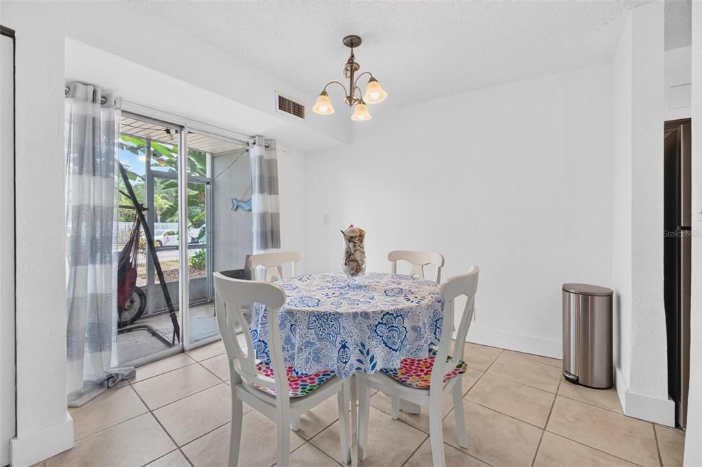 待售: $84,900 (1 贝兹, 1 浴室, 708 平方英尺)