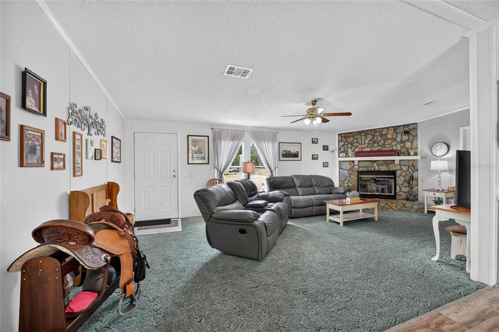 For Sale: $325,000 (3 beds, 2 baths, 1512 Square Feet)