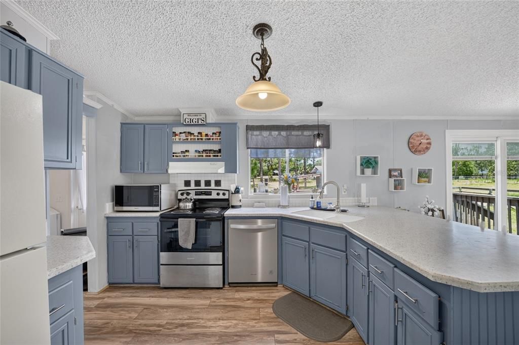 For Sale: $325,000 (3 beds, 2 baths, 1512 Square Feet)