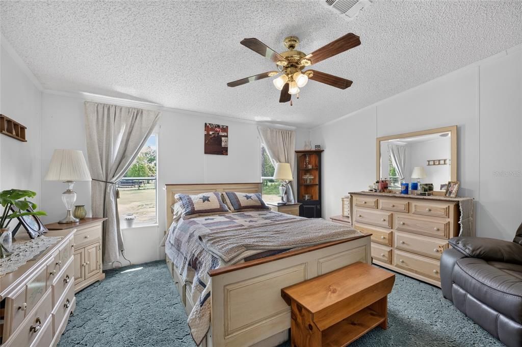 For Sale: $325,000 (3 beds, 2 baths, 1512 Square Feet)