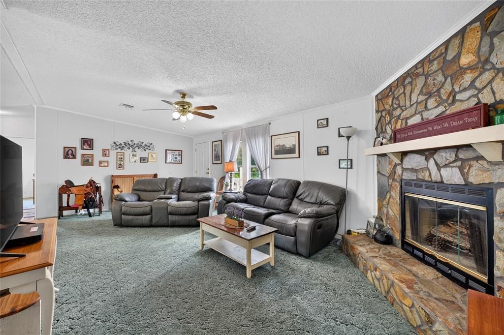 For Sale: $325,000 (3 beds, 2 baths, 1512 Square Feet)